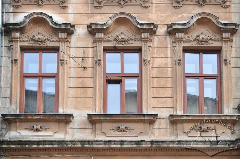 Вул. Генерала Чупринки, 9. Вікна 2-го поверху