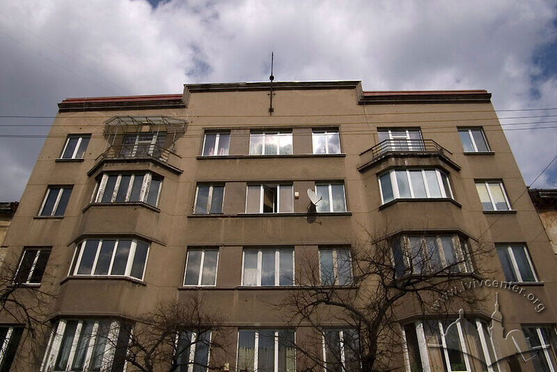 Вул. Князя Романа, 9. Фрагмент фасаду в рівні ІІ-V-го поверхів