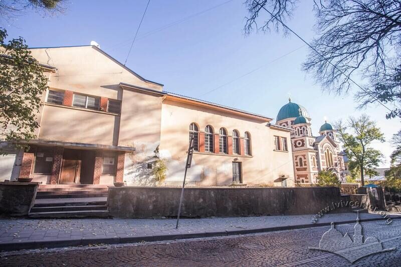 Вул. Короленка. На передньому плані – будинок №1а, споруджений як будинок засідань розміщеного поруч монастиря капуцинів, тепер тут російський культурний центр