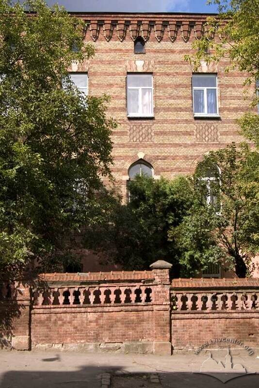 Вул. Раппапорта, 8. Фрагмент головного фасаду і мурована огорожа