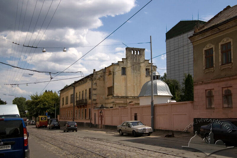 Вул. Хмельницького, 88. У центрі фото – колишній житловий будинок Аксельбрадів, власників колишнього млина