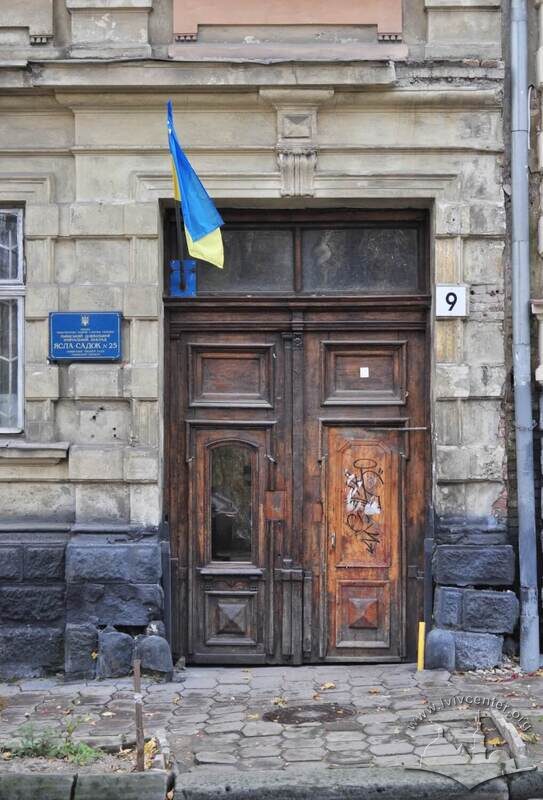 Вул. Крушельницької, 9. Брама головного входу