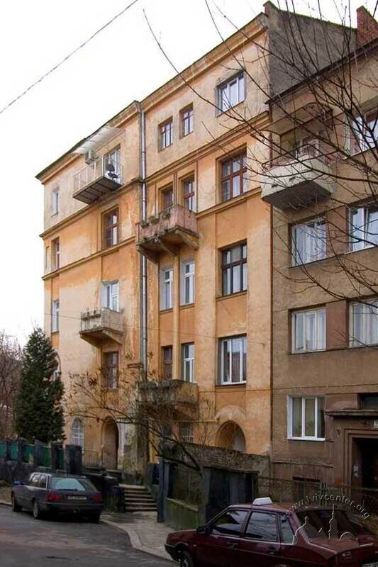 Вул. Котляревського, 35. Вид на головний фасад будинку