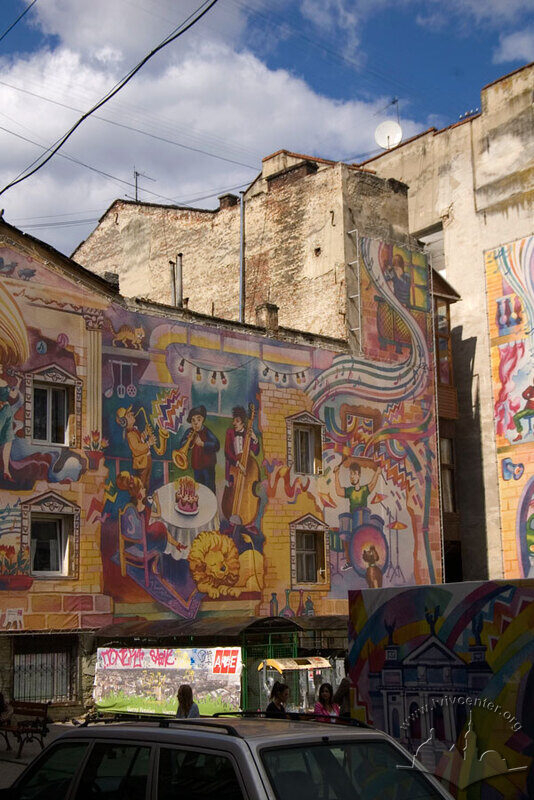 Вул. Дорошенка, 11. Вигляд з вул. Банківської