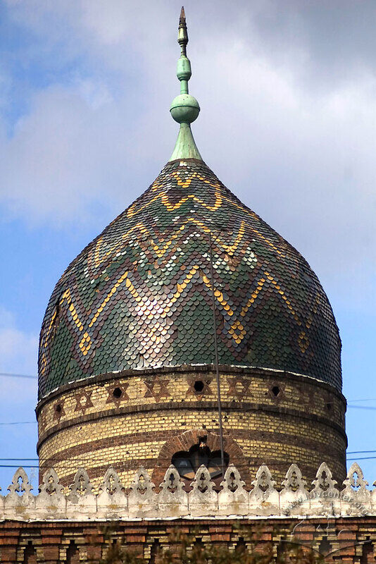 Вул. Раппапорта, 8. Купол над центральною частиною будинку