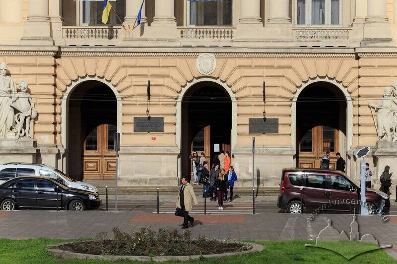 Вул. Університетська, 1. Портик