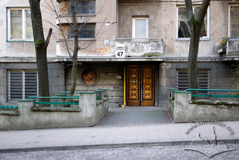 Вул. Дорошенка, 47. Вид на вхідний портал