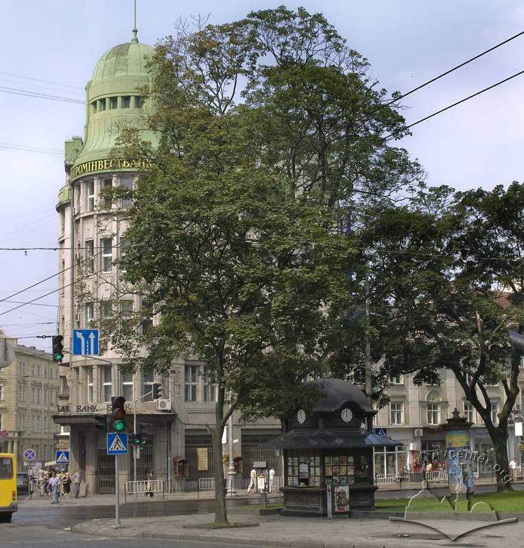 Просп. Свободи - місце колишнього пам'ятника