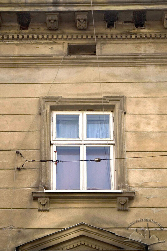 Вул. Пекарська, 18. Вікно 3-го поверху