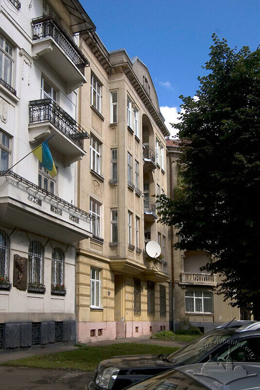Вул. Конопницької, будинки №№10, 8, 6.