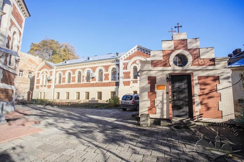 Вул. Короленка, 3. Єпархіальний будинок розміщений за церквою