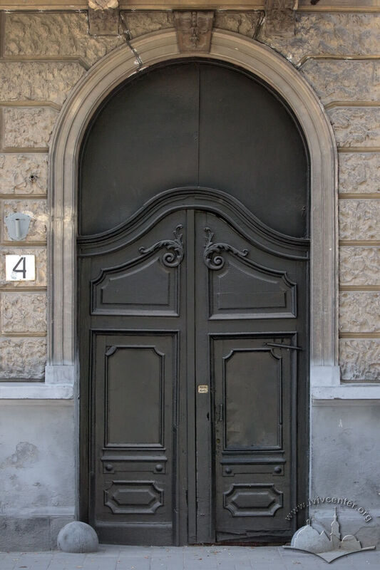 Вул. Тершаковців, 4. Бічна брама