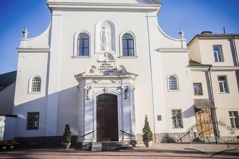Вул. Короленка, 1. Крухта та барельєфне зображення Богородиці Непорочного Зачаття, додані до будівлі у 1902 р.