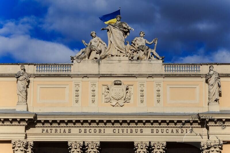 Вул. Університетська, 1. Аттик над центральним ризалітом зі скульптурною групою "Опікунський дух Галичини"