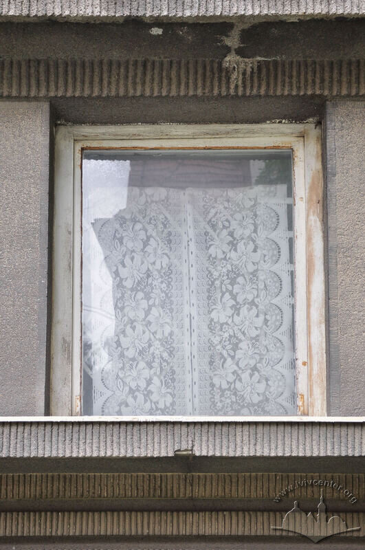 Вул. Генерала Чупринки, 51. Вікно 1-го поверху розміщене над порталом