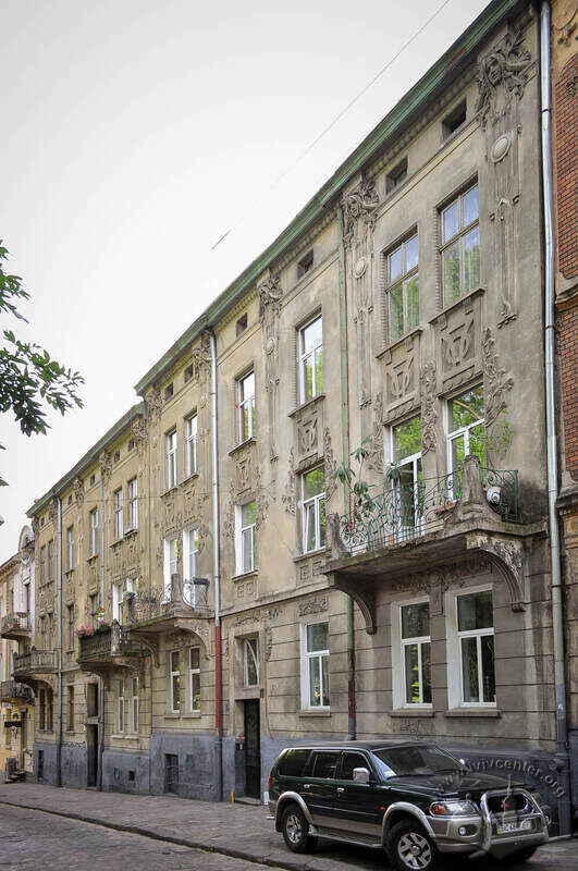 Вул. Нечуя-Левицького, 17 і 19 збудовані за аналогічним проєктом