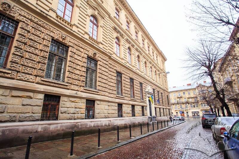 Вул. Костюшка, 11. Фрагмент чільного фасаду, вид у напрямку пл. Григоренка