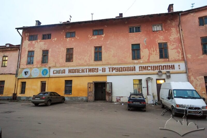 Вул. Хмельницького, 114.