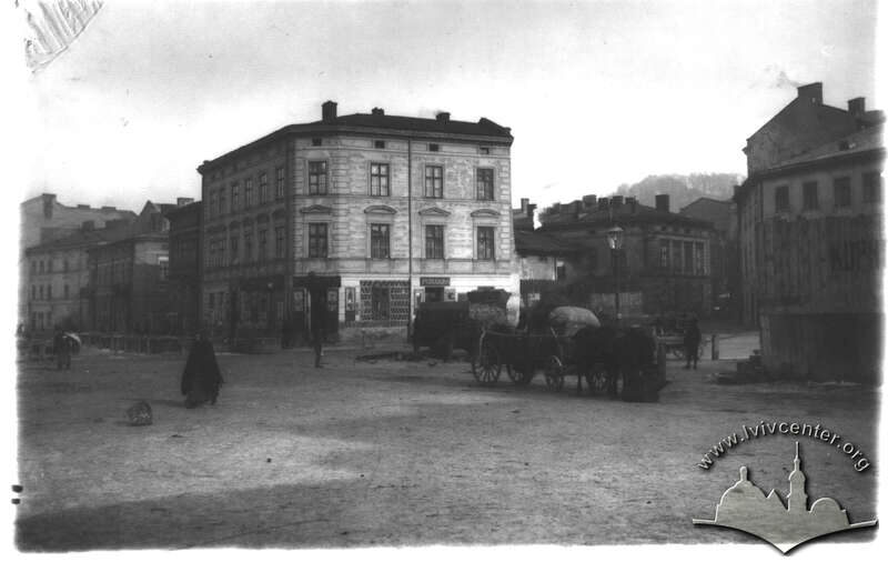 Пл. Різні у 1910-1914 рр. Вигляд у напрямку вул. Ламаної (сьогодні не існує), що сполучала пл. Різні з вул. Лазневою