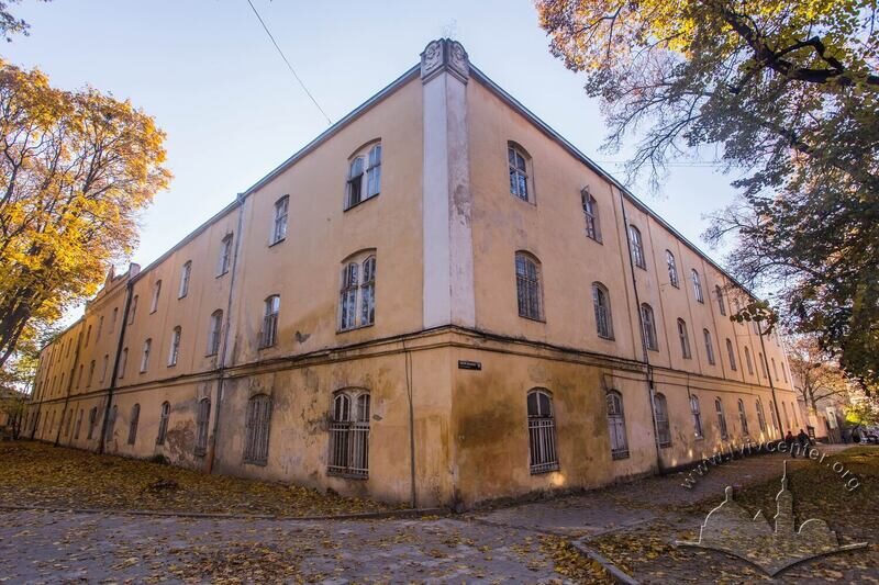 Вул. Лисенка, 12. Загальний вигляд колишніх казарм з північно-східного боку