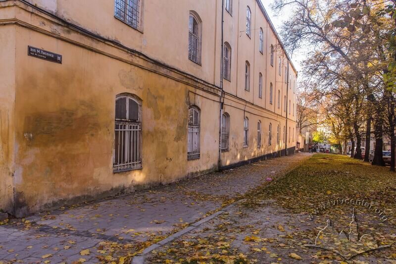 Вул. Лисенка, 12. Вид вздовж вул. Лисенка у бік центру міста