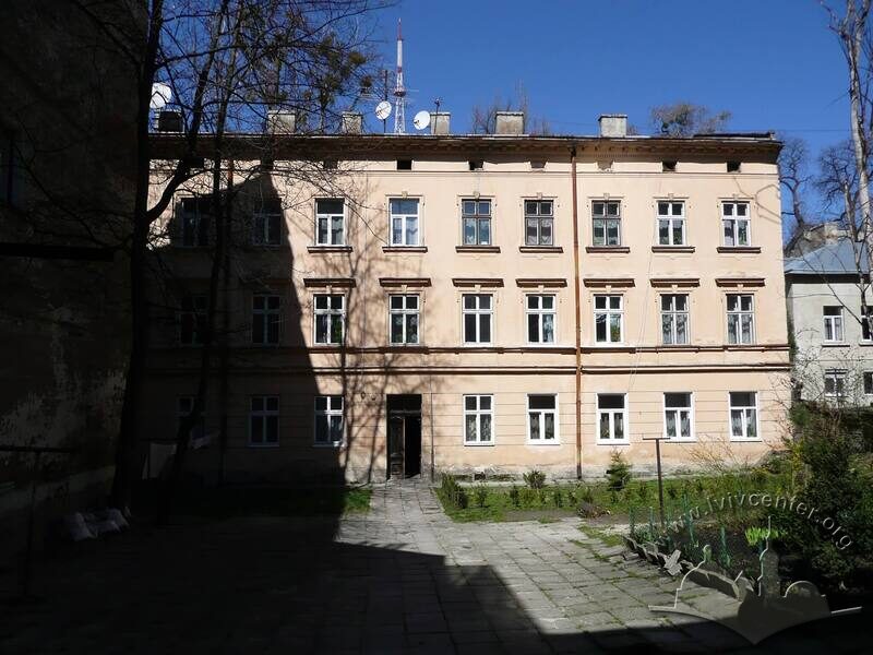 Вул. Лисенка, 7. Будинок у тилу ділянки