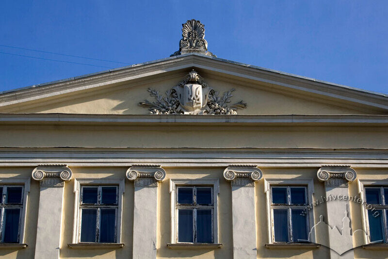 Вул. Винниченка, 14-16. Фронтон над центральним пристінком