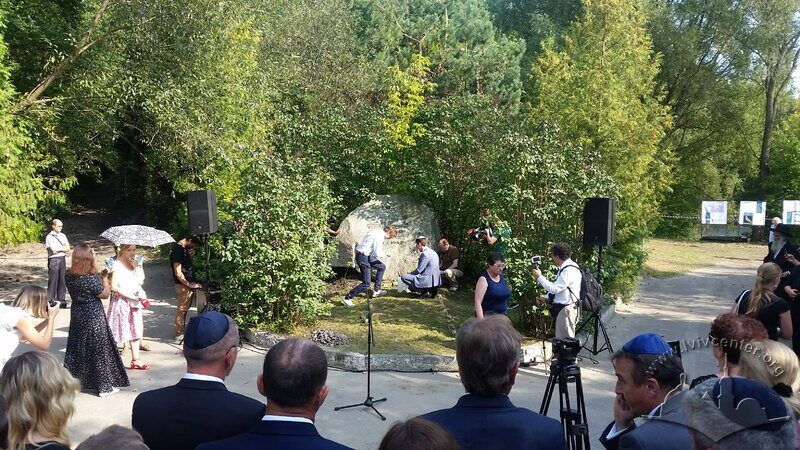 Урочистості вшанування пам'яті жертв Янівського табору біля пам'ятного знаку в урочищі Піски за участі міської влади, дипломатів, представників сучасної єврейської общини Львова та колишньої ув'язненої табору Яніни Гешелес і її родини, 2 вересня 2018 року