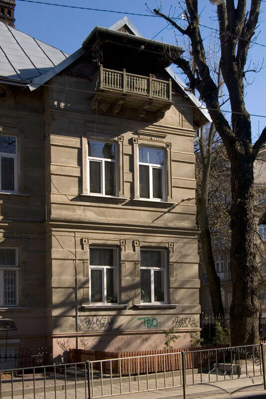 Вул. Генерала Чупринки, 19. Ризаліт на головному фасаді