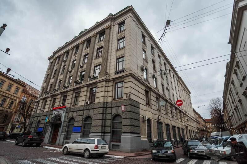 Пл. Генерала Григоренка, 3. Північно-східний кут будинку на розі з вул. Гребінки