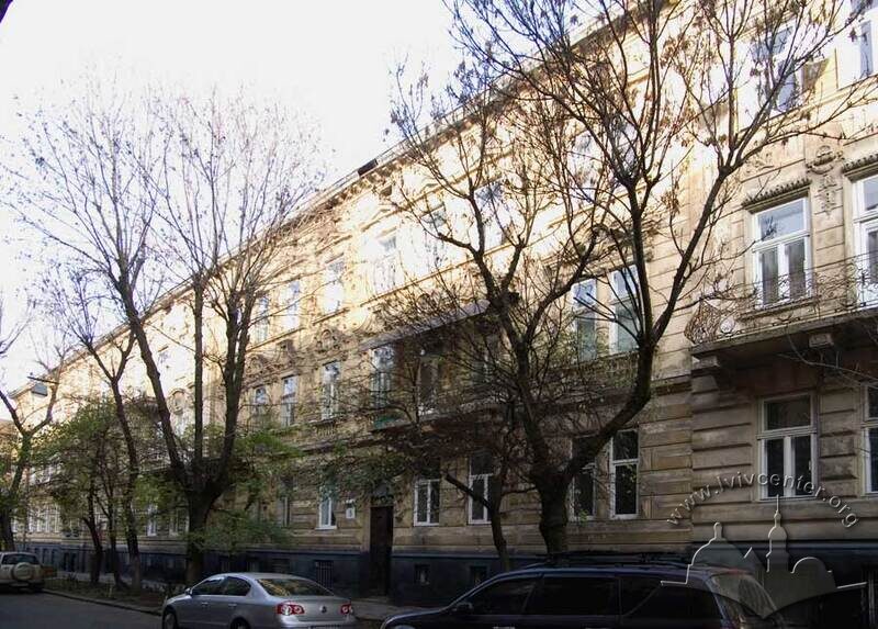 Вул. Севастопольська, 5. Будинок в оточуючій забудові вулиці