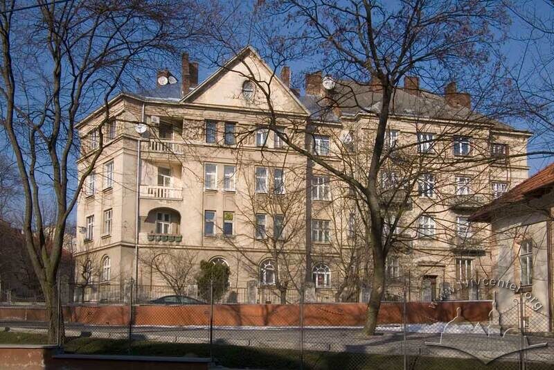Вул. Котляревського, 67. Вигляд з вул. Горбачевського