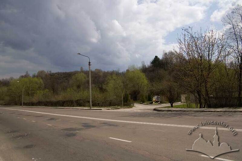 Парк “Кортумова гора”, вигляд з заходу. Вулиця Винниця і пам’ятник жертвам Янівського табору.