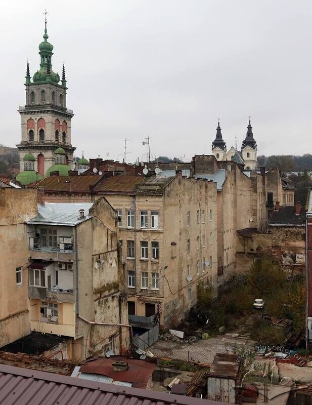 Вигляд частини вул. Федорова із тераси будинку на вул. Сербській, 3. З лівого краю – фрагмент будинку на вул. Федорова, 20 з тилу