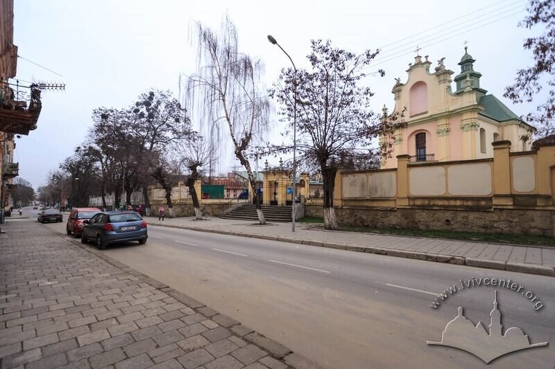 Вул. Жовківська, 8. Вигляд вздовдж вул. Жовківської з видом на колишній костел