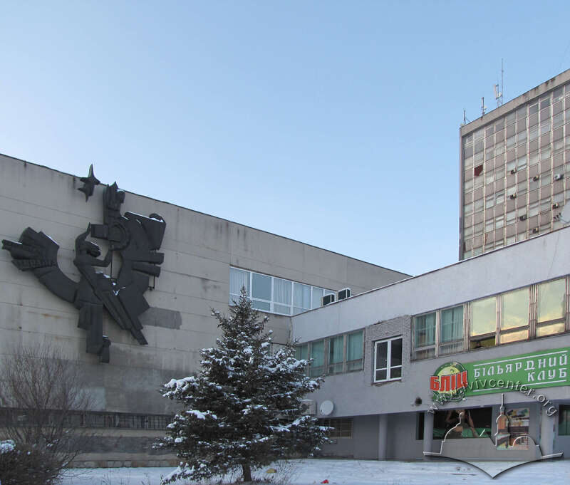 Вул. В. Великого, 2. Барельєф на фасаді.