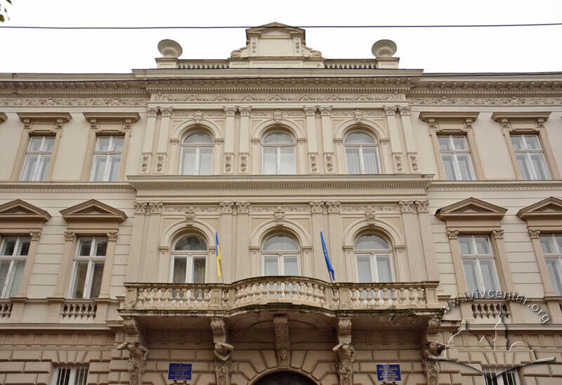 Вул. Січових стрільців, 19. Центральна частина головного фасаду будинку