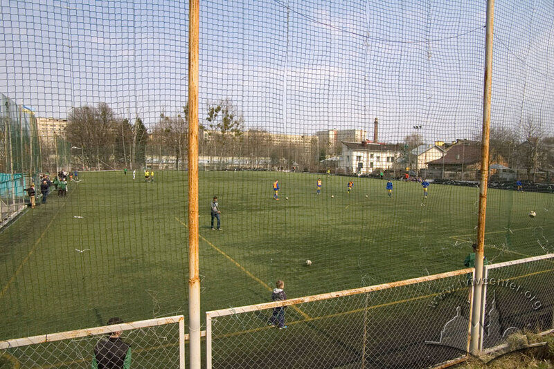 Вул. Княгині Ольги, 1-3. Вигляд стадіону з вул. Піддубного