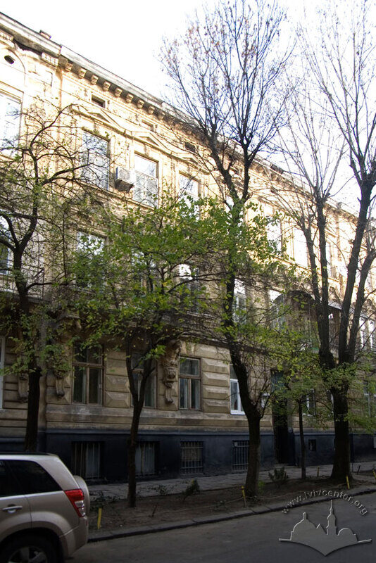 Вул. Севастопольська, 5. Вид на головний фасад будинку