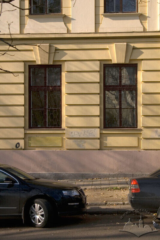 Вул. Бандери, 14. Вікна 1-го поверху