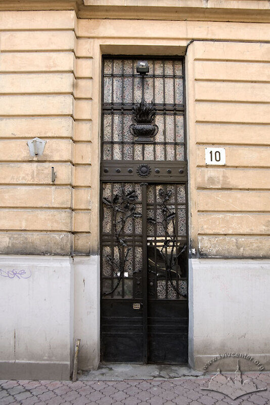 Вул. Академіка Богомольця, 10. Головний портал