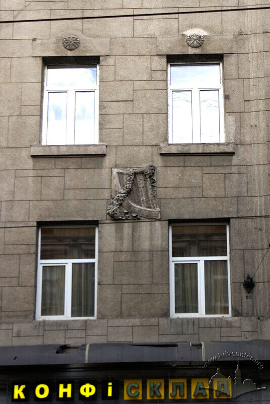 Вул. Дорошенка, 14. Фрагмент фасаду в рівні 2-3-го пов.