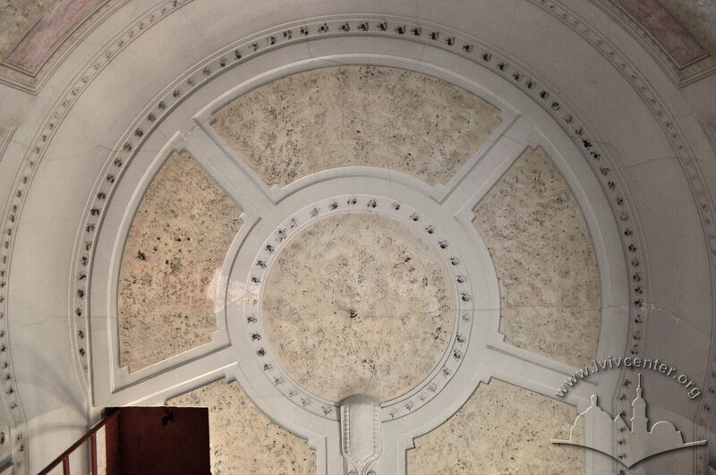 Вул. Менцинського, 3. Стеля над сходовою кліткою