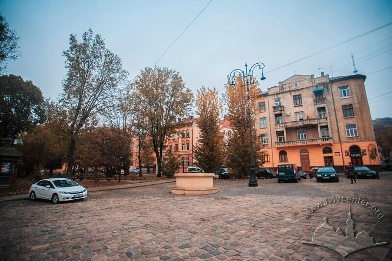Пл. Старий ринок. На тлі – будинки №№ 5 і 7 на пл. Старий ринок