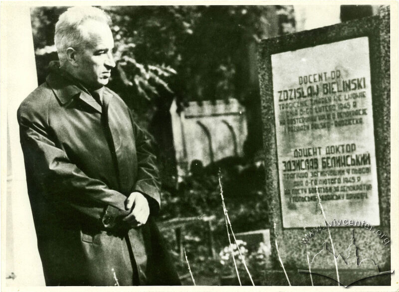 Кароль Курилюк біля могили Здзіслава Бєлінського, 1966