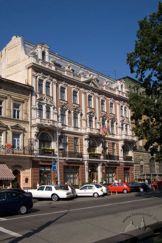 Просп. Свободи, 13. Головний фасад будинку готелю, вигляд з південного сходу