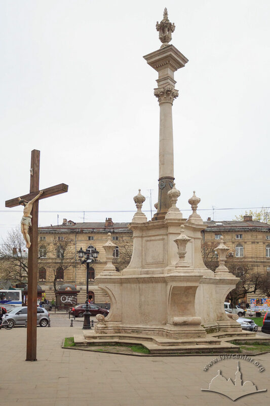 Пл. Соборна. На тлі – будинок на пл. Соборній, 17