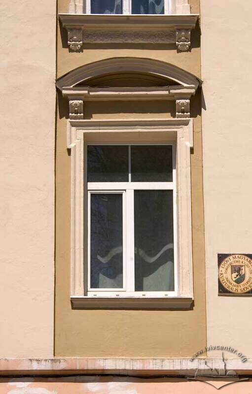 Пл. Ринок, 35. Вікно ІІ-го поверху