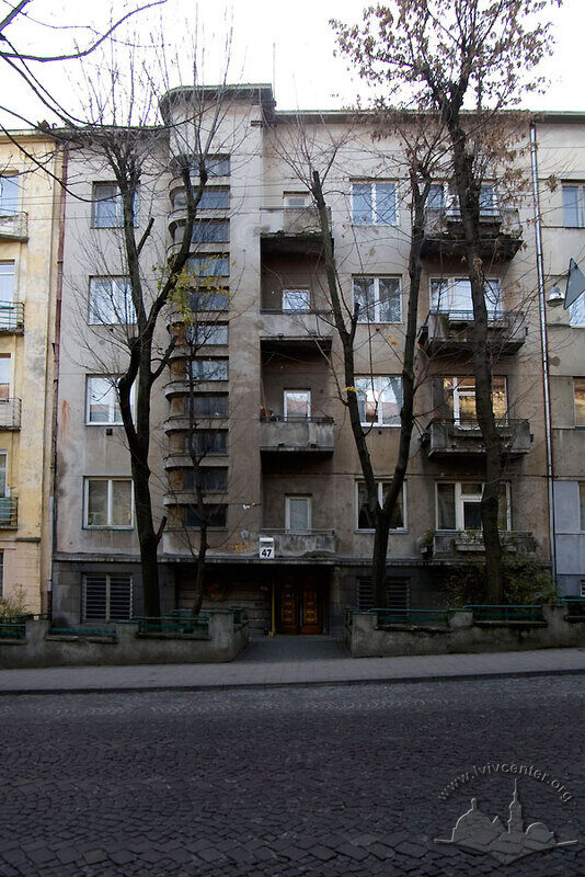 Вул. Дорошенка, 47. Головний фасад будинку