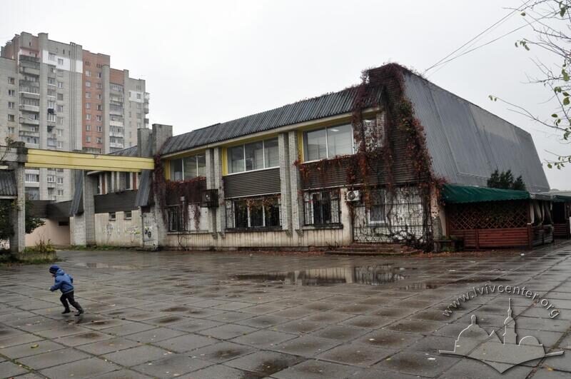 Вул. Довженка, 2-8. Вигляд торгово-побутового центру з тильного боку